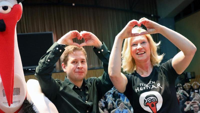 Kevin Kühnert und Manuela Schwesig bilden das Symbol "Herz statt Hetze" zur Unterstützung der Proteste gegen ein Treffen des rechten Flügels der AfD in Binz, daneben Storch Heinar, eine Parodiefigur auf die Neonazi-Modemarke Thor Steinar. Kevin Kühnert und Manuela Schwesig bilden das Symbol "Herz statt Hetze" zur Unterstützung der Proteste gegen ein Treffen des rechten Flügels der AfD in Binz, daneben Storch Heinar, eine Parodiefigur auf die Neonazi-Modemarke Thor Steinar.