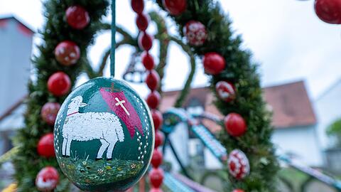 Die Eier an den Osterbrunnen sind oft kunstvoll verziert. (Archivbild)