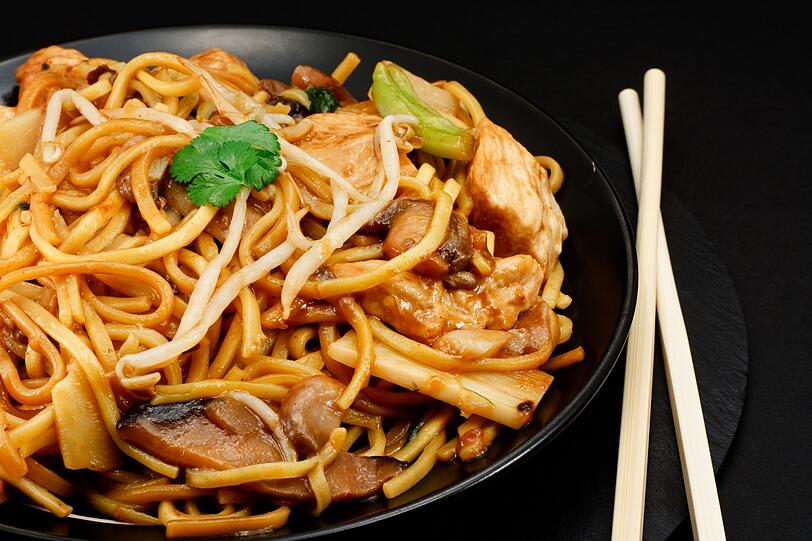 Glutamat verbinden wir vor allem mit chinesischem Essen. Doch auch in vielen Fertigprodukten steckt der chemisch hergestellte Geschmacksverstärker. Dieser blockiert die körpereigene Appetitregulation und verzögert den Eintritt des Sättigungsgefühls. Die Folge: Wir essen mehr als eigentlich nötig, da wir uns länger hungrig fühlen. Glutamat verbinden wir vor allem mit chinesischem Essen. Doch auch in vielen Fertigprodukten steckt der chemisch hergestellte Geschmacksverstärker. Dieser blockiert die körpereigene Appetitregulation und verzögert den Eintritt des Sättigungsgefühls. Die Folge: Wir essen mehr als eigentlich nötig, da wir uns länger hungrig fühlen.