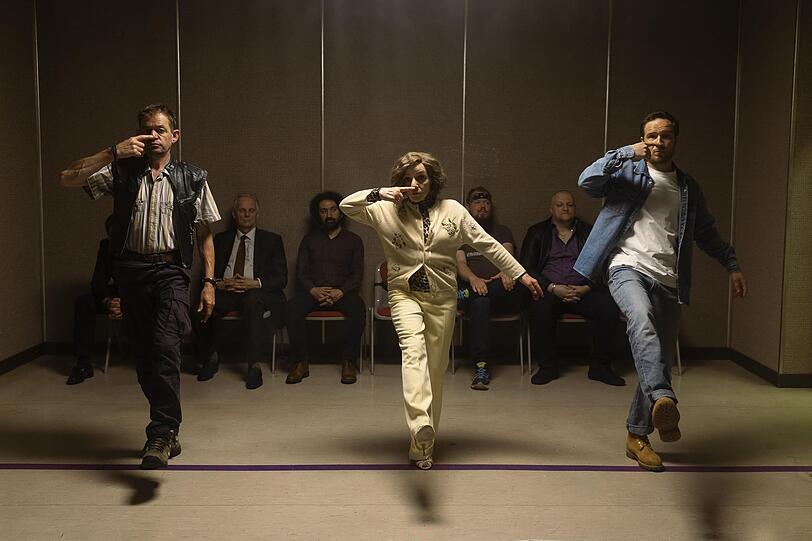 Bei der MPU müssen sich Frank (Henning Peker, links), Frauke (Eva Weißborn) und Mark (Frederick Lau) unter anderem einem Koordinationstest unterziehen. Bei der MPU müssen sich Frank (Henning Peker, links), Frauke (Eva Weißborn) und Mark (Frederick Lau) unter anderem einem Koordinationstest unterziehen.