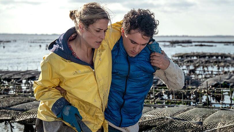 "Liebe braucht Meer": Alain (David Vormweg) hilft Lissi (Morgane Ferru) aus der Austernzuchtanlage. "Liebe braucht Meer": Alain (David Vormweg) hilft Lissi (Morgane Ferru) aus der Austernzuchtanlage.