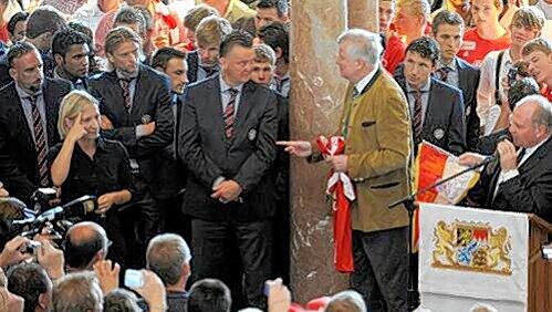 Uli Hoeneß (r.) hielt die Dankesrede beim Empfang des FC Bayern bei Ministerpräsident Horst Seehofer (Mitte mit Trainer van Gaal). Uli Hoeneß (r.) hielt die Dankesrede beim Empfang des FC Bayern bei Ministerpräsident Horst Seehofer (Mitte mit Trainer van Gaal).