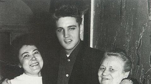 Ein King zum Anfassen: Elvis posiert mit zwei Putzfrauen im Bayerischen Hof.
