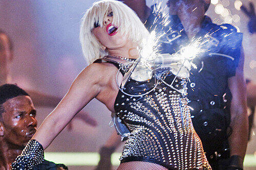 Für exaltierte Bühnenshows ist sie bekannt: Nun ließ Lady Gaga in Toronto ihre Brüste explodieren. Ist sie diesmal zu weit gegangen?