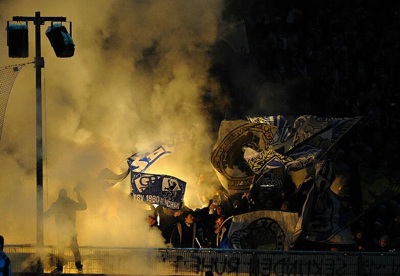 Bilder von der Pyroaktion im 1860 Fanblock, in der 13 Spielminute in Aalen.