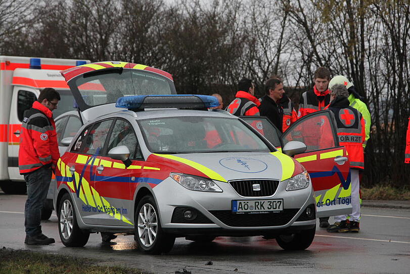 Im Landkreis Altöttingen kam es am Samstagvormittag zu einem schweren Zusammenstoß dreier Fahrzeuge. Die Bilder vom Unfallort.