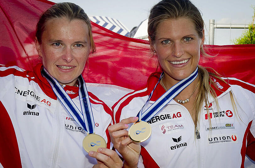 So freute sie sich 2011 über ihren WM-Titel: Viktoria Schwarz (r.) mit ihrer Kanu-Partnerin Yvonne Schuring.