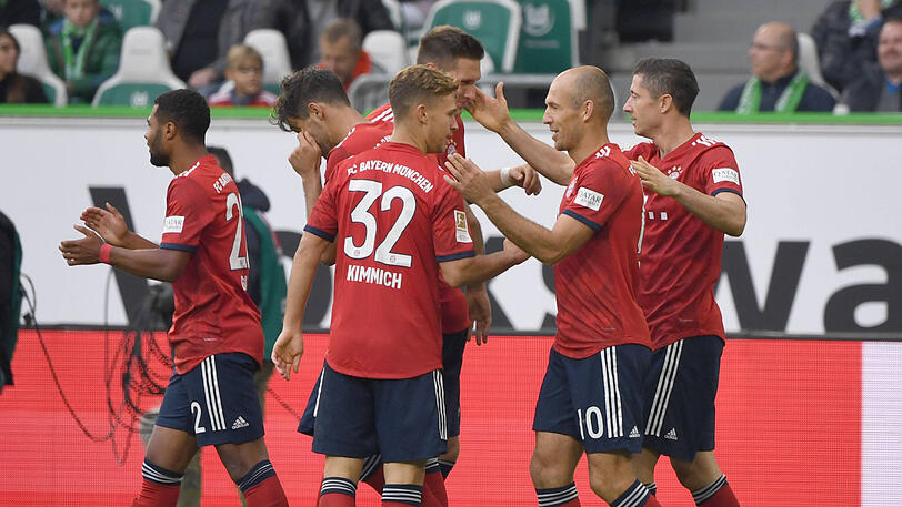 Die Spieler des FC Bayern jubeln nach dem Treffer zum 2:0.