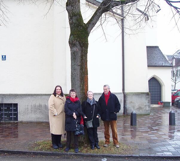 Graciela Cammerer, Angela Scheibe-Jaeger, Christel Dill und Dr. Peter Knoch wollen, dass die Linden bei der Kirche bei der verkehrsberuhigenden Maßnahme unbedingt erhalten bleiben.
