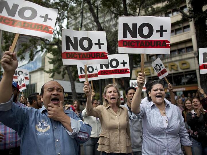 "Keine Diktatur mehr", steht es auf den Plakaten von Demonstranten gegen die Regierung von Präsident Maduro in Caracas.