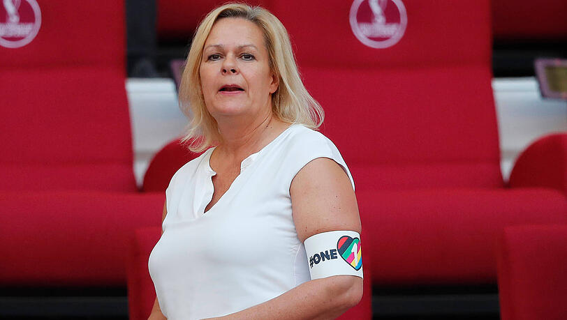 Deutschlands Innenministerin Nancy Faeser trägt beim Auftaktspiel der DFB-Elf gegen Japan die "One Love"-Binde. Deutschlands Innenministerin Nancy Faeser trägt beim Auftaktspiel der DFB-Elf gegen Japan die "One Love"-Binde.
