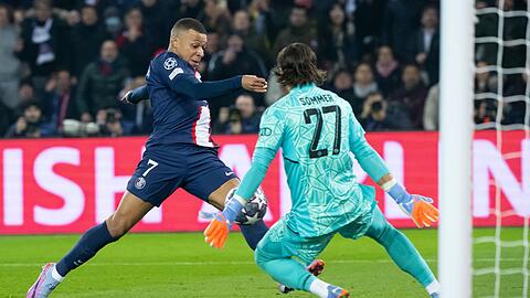 Kylian Mbappe (l) von Paris und Torwart Yann Sommer von München kämpfen um den Ball.