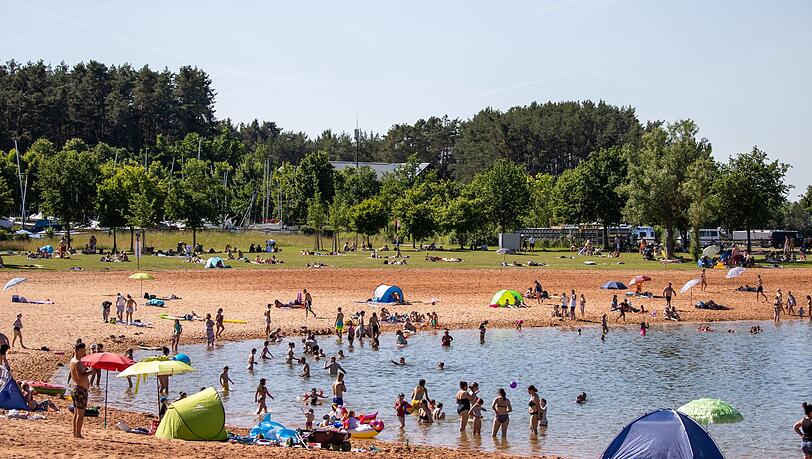 Die hohen Temperaturen laden zum Baden ein – doch durch die hohe UV-Strahlung besteht auch hohe Sonnenbrandgefahr.