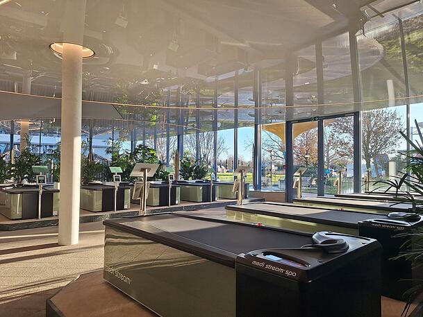 Neu sind auch die Wassermassageliegen, auf denen Gäste sich mit Knopfdruck massieren lassen können Neu sind auch die Wassermassageliegen, auf denen Gäste sich mit Knopfdruck massieren lassen können