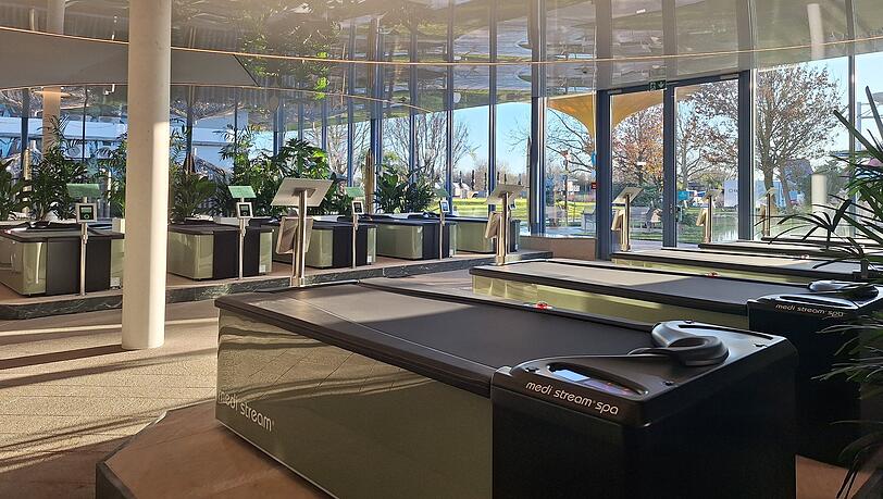 Neu sind auch die Wassermassageliegen, auf denen Gäste sich mit Knopfdruck massieren lassen können Neu sind auch die Wassermassageliegen, auf denen Gäste sich mit Knopfdruck massieren lassen können