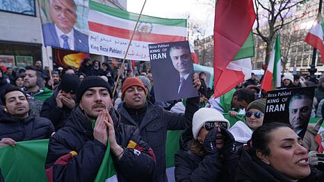 Aus Solidarit&auml;t mit den Demonstranten im Iran gingen auch in Berlin und Frankfurt am Main Menschen auf die Stra&szlig;e.