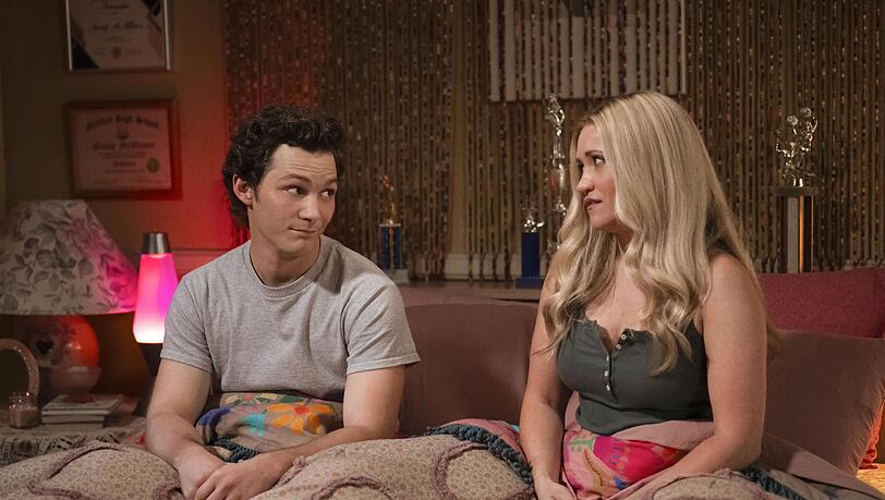 Sheldons älterer Bruder Georgie (Montana Jordan) und seine Frau Mandy (Emily Osment) sind ein ungleiches Paar. Sheldons älterer Bruder Georgie (Montana Jordan) und seine Frau Mandy (Emily Osment) sind ein ungleiches Paar.