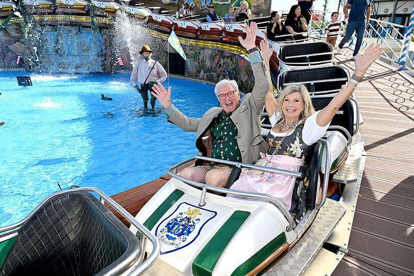 Marianne und Michael Hartl im Fahrgeschäft "Rund um den Tegernsee" Marianne und Michael Hartl im Fahrgeschäft "Rund um den Tegernsee"