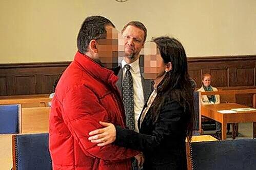 Die Familie hält zu ihm: Der Angeklagte (mit Anwalt Karsten Schieseck) wurde im Gerichtssaal von der Schwester begrüßt.
