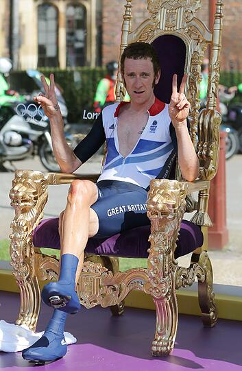 Der britische Tour-de-France-Gewinner Bradley Wiggins wurde nach
seinem Olympiasieg im Zeitfahren von den Engländern auf ein ganz besonderes Podest gesetzt - er durfte kurzzeitig auf den Thron...