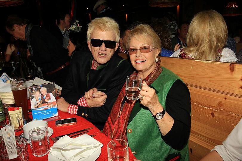 Auf der anderen Seite sitzt Heino mit Ehefrau Hannelore von Auersperg