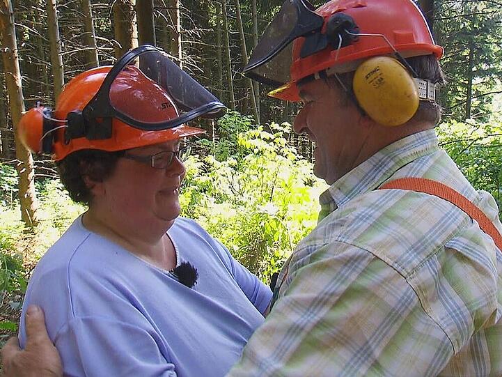 Der herzliche Hesse Albert (52) lobt Sabine (47) aus Bayern für ihre Mithilfe beim Baumfällen.