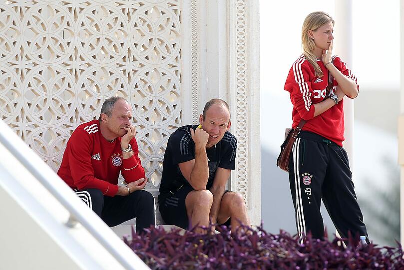 Ebenfalls neugierige Zuschauerin ist FC Bayern-Team-Managerin Kathleen Krüger, die sich mit Arjen Robben  das Training der Spieler von Schalke 04 in Doha anschaut.