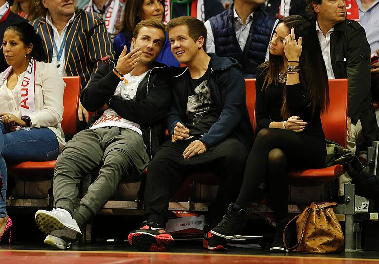 Mario Götze fachsimpelt mit Bruder Fabian.