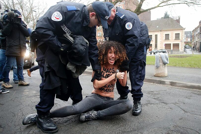 Vor dem Strauss-Kahm-Prozess: Femen-Frauen demontrieren mit blankem Busen.