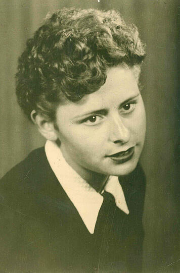 Irgendwie erinnert sie an einen Filmstar, oder? Gitta im Jahr 1956.