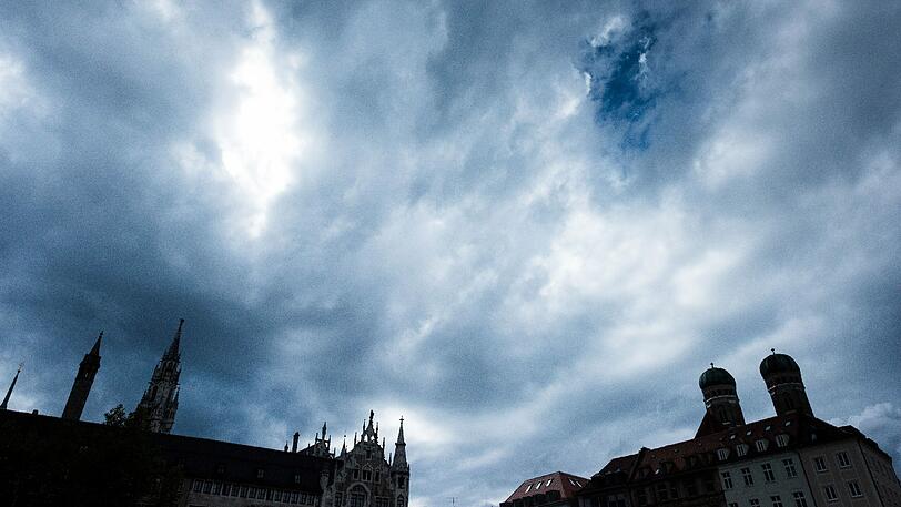 Viele Wolken erwarten die Münchner in den nächsten Tagen. Die Sonne kommt nur selten durch. (Symbolbild)