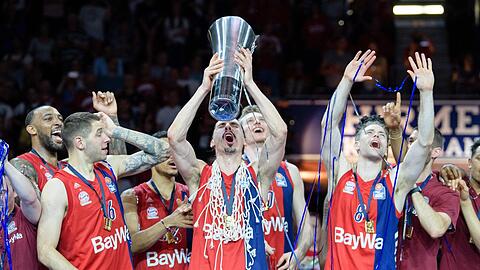 Die Hände zum Himmel: Der dritte Meistertitel in Serie ist nur ein Saisonziel der Bayern-Basketballer &ndash; ob mit oder ohne Cheerleader.