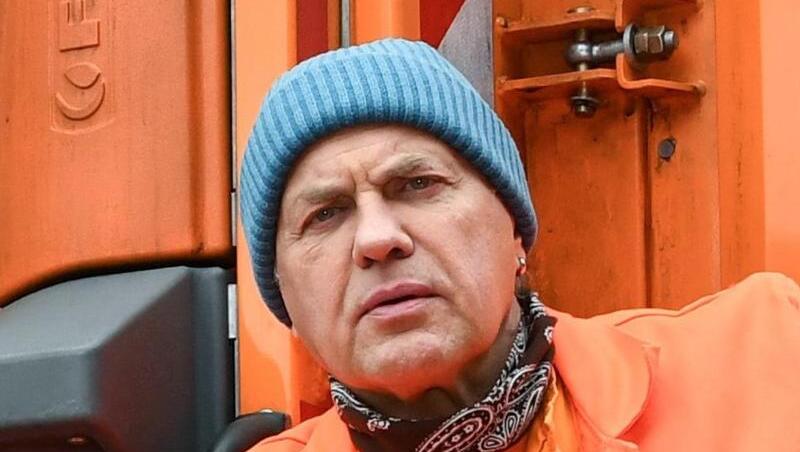 Uwe Ochsenknecht als Müllmann Werner am Rande der Dreharbeiten der Komödie "Die Drei von der Müllabfuhr". Uwe Ochsenknecht als Müllmann Werner am Rande der Dreharbeiten der Komödie "Die Drei von der Müllabfuhr".