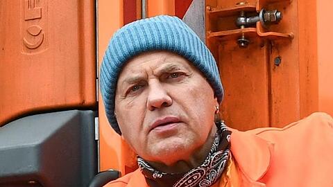 Uwe Ochsenknecht als Müllmann Werner am Rande der Dreharbeiten der Komödie "Die Drei von der Müllabfuhr".