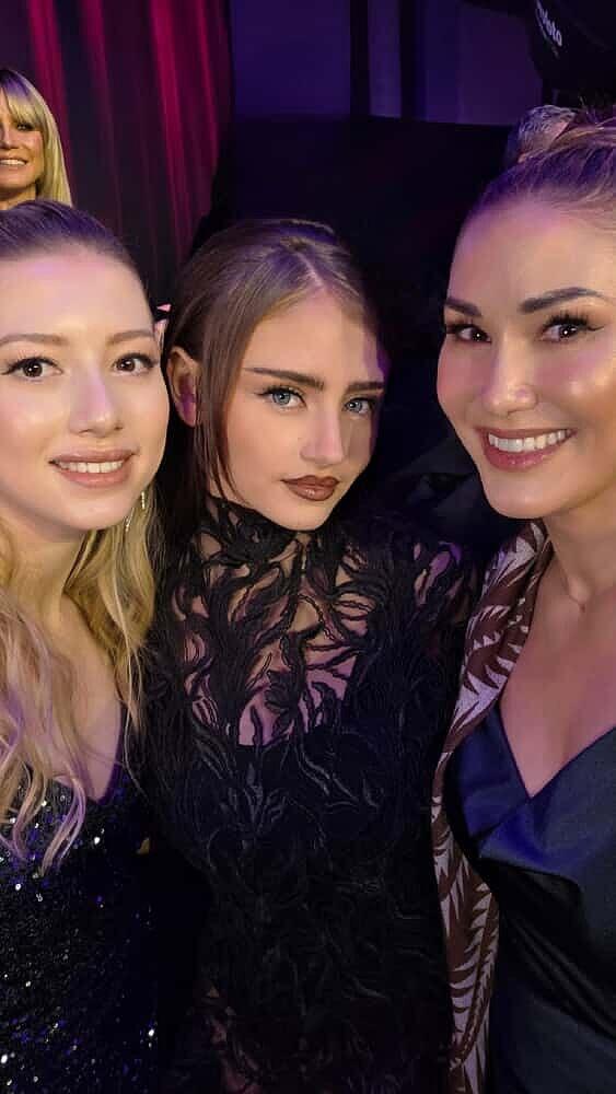 Dr. Luise Berger (re.) mit Tochter Eleonora (li.) und Model Leni Klum. Die Tochter von Heidi Klum wirbt für Produkte von DOC.BERGER | EFFECT Dr. Luise Berger (re.) mit Tochter Eleonora (li.) und Model Leni Klum. Die Tochter von Heidi Klum wirbt für Produkte von DOC.BERGER | EFFECT