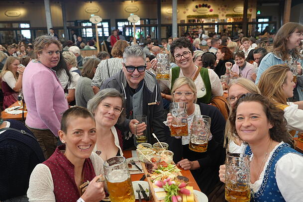 Monique (3.v.l.) ist extra aus Berlin zur Flinta-Wiesn angereist und feiert mit ihren Freundinnen am Montag in der Bräurosl. Monique (3.v.l.) ist extra aus Berlin zur Flinta-Wiesn angereist und feiert mit ihren Freundinnen am Montag in der Bräurosl.
