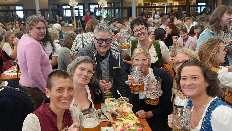Monique (3.v.l.) ist extra aus Berlin zur Flinta-Wiesn angereist und feiert mit ihren Freundinnen am Montag in der Bräurosl. Monique (3.v.l.) ist extra aus Berlin zur Flinta-Wiesn angereist und feiert mit ihren Freundinnen am Montag in der Bräurosl.