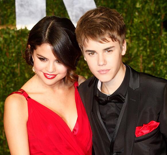 JUSTIN BIEBER (17), Teenie-Star, ist als Wachsfigur verewigt worden. Das Abbild des Sängers steht im Wachfigurenmuseum in Spaniens Hauptstadt Madrid. Seine Freundin SELENA GOMEZ (19), Sängerin, muss auf diese Ehre noch warten. Allzu lange dürfte es aber auch für sie nicht mehr dauern. Die 19-Jährige hat bereits eine beachtliche Karriere auf der Bühne und vor der Kamera absolviert.