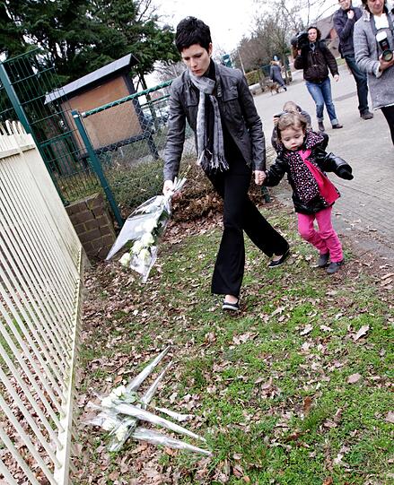 Trauer, Wut, Entsetzen: Nach dem schrecklichen Busunfall in der Schweiz mit 28 toten Menschen fallen sich Angehörige in die Arme, Freunde stellen Kerzen auf und besuchen Gottestdienste. Die Bilder