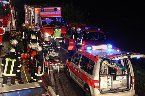 Schwerer Verkehrsunfall bei einem Überholmanöver auf der B12: die Bilder.