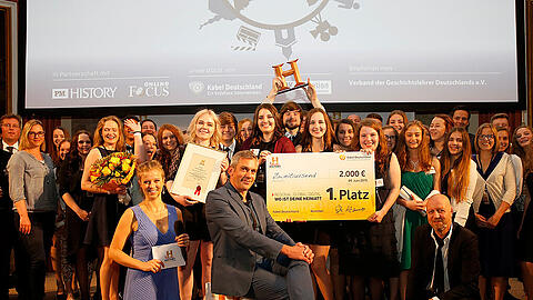 Der Gewinner, die Robert-Jungk-Gesamtschule, bei der HISTORY-AWARD Preisverleihung des TV-Senders HISTORY im Deutschen Museum in München, Deutschland. Erste Reihe, v.l.n.r.: Moderatorin Nina Eichinger, Autor Wladimir Kaminer und Geschäftsführer von HISTORY Andreas Weinek.