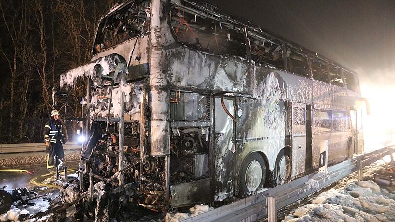 Alle 55 Insassen konnten sich aus dem Bus retten.