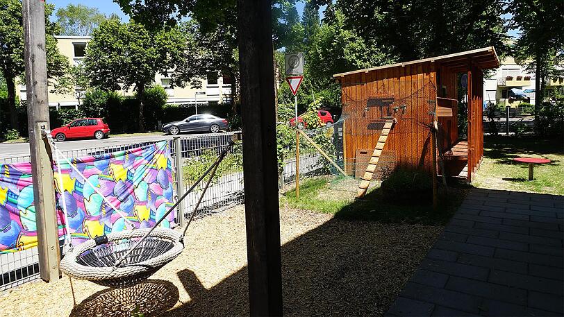 Auf der Spielwiese wurden die Glasscherben verteilt - einige wurden mit den Spitzen nach oben eingegraben.