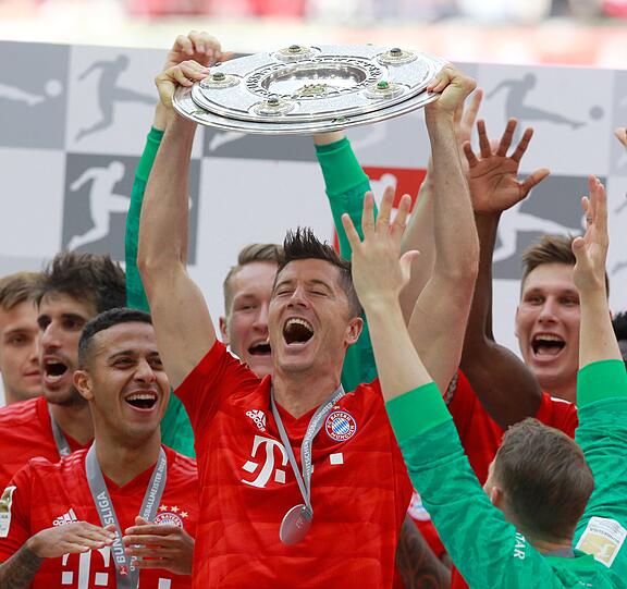 Zehn Bundesliga-Titel kann nun auch Robert Lewandowski vorweisen; zwei davon allerdings im falschen Trikot. In den Jahren 2011 und 2012 gewann er die Schale mit dem BVB. Seit seinem Wechsel nach München 2014 fügte er seiner Titelsammlung acht weitere Meisterschaften hinzu.