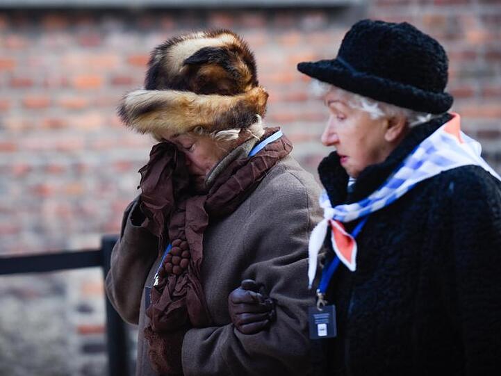 Überlebende des früheren Konzentrationslagers Auschwitz bei einer Gedenkveranstaltung.