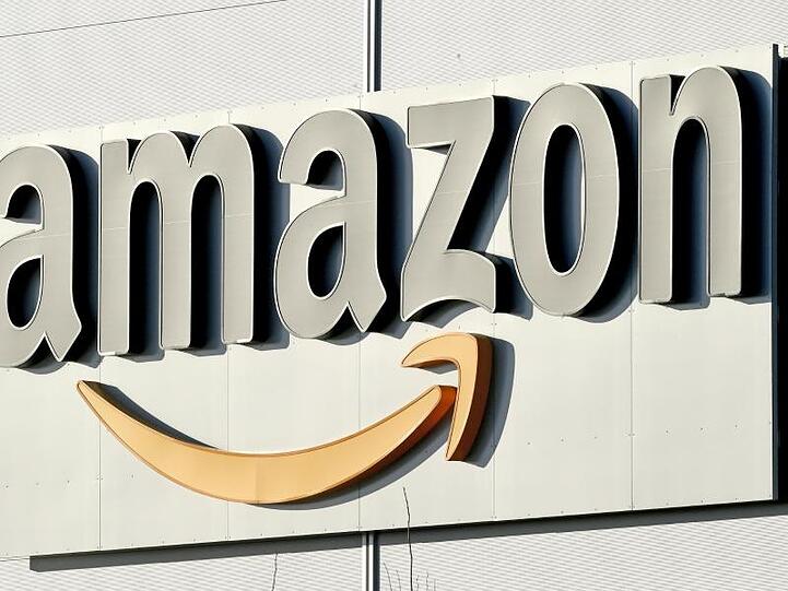 Amazon profitierte rund um die Weihnachtszeit insbesondere in Nordamerika stark vom florierenden Onlinehandel, der die Einnahmen kräftig steigen ließ.