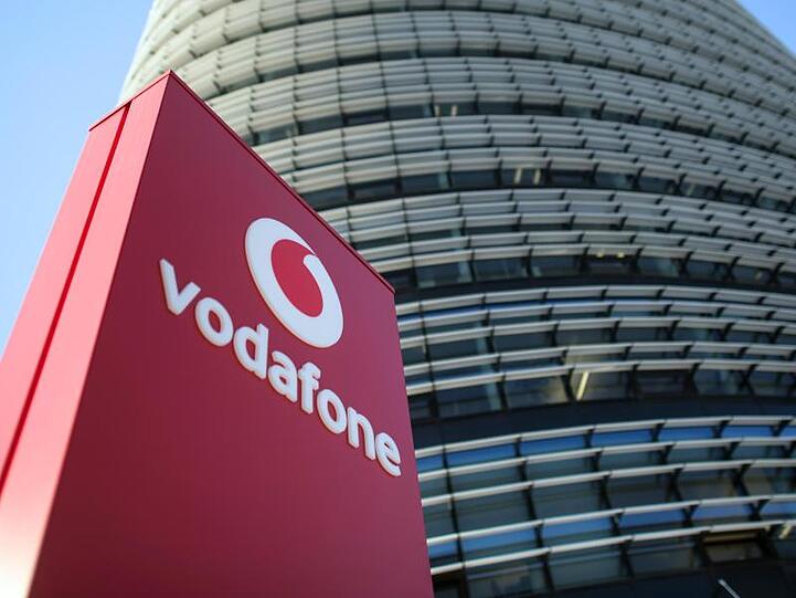 Das Vodafone-Logo steht vor der Vodafone-Deutschland-Zentrale.