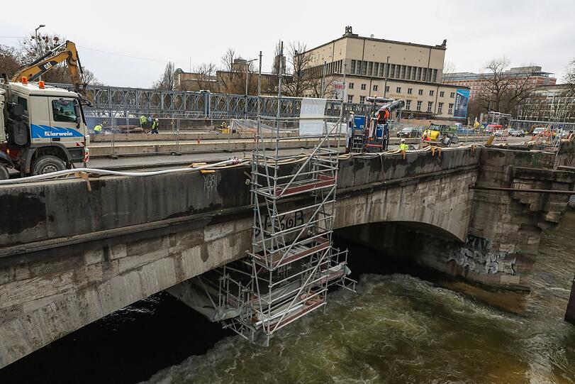 An der Brücke hängt ein Gerüst.