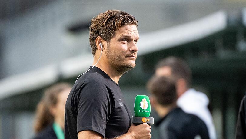 Trainer Edin Terzic von Borussia Dortmund gibt vor Spielbeginn ein Interview.