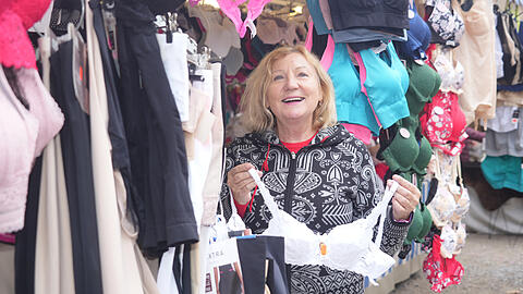Elfriede Jelinek freut sich auf jede einzelne Dult. Im Frühjahr und Sommer läuft das Geschäft zwar etwas besser. Aber auch im Herbst kommen viele Stammkundinnen an ihren Stand.